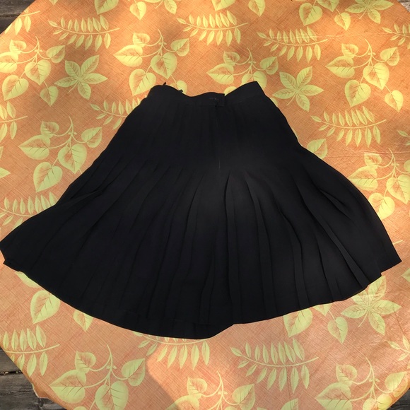 Laurèl black pleated skirt - Picture 2 of 3
